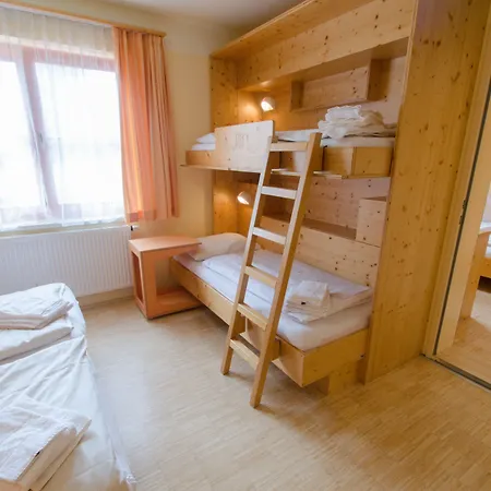 菊法维普塔尔酒店 3*